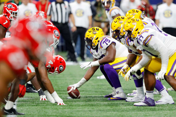 Lloyd Cushenberry prepares to snap the ball.