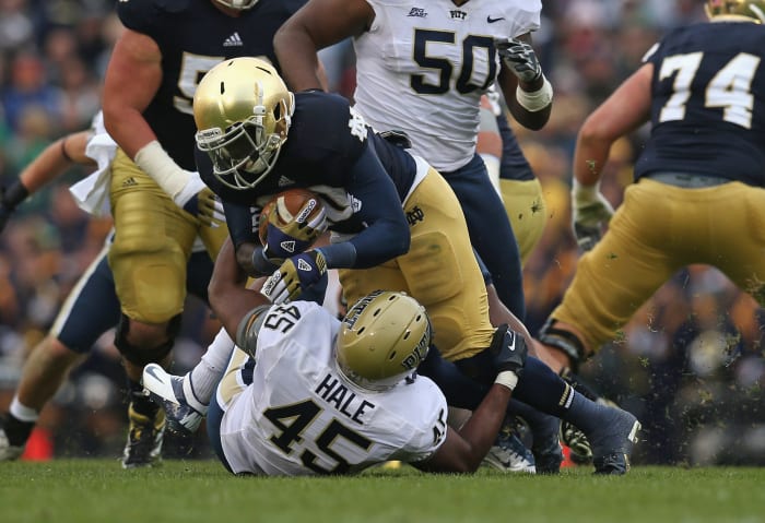 Cierre Wood runs for Notre Dame against Pitt.