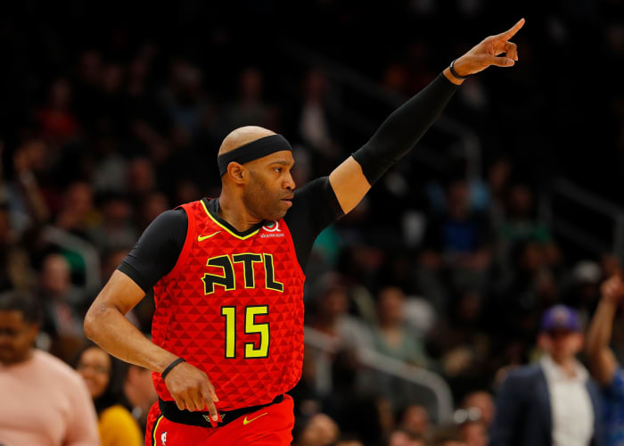 Vince Carter playing for the Raptors.