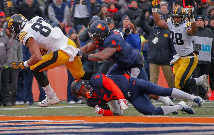iowa tight end noah fant goes for a catch against illinois