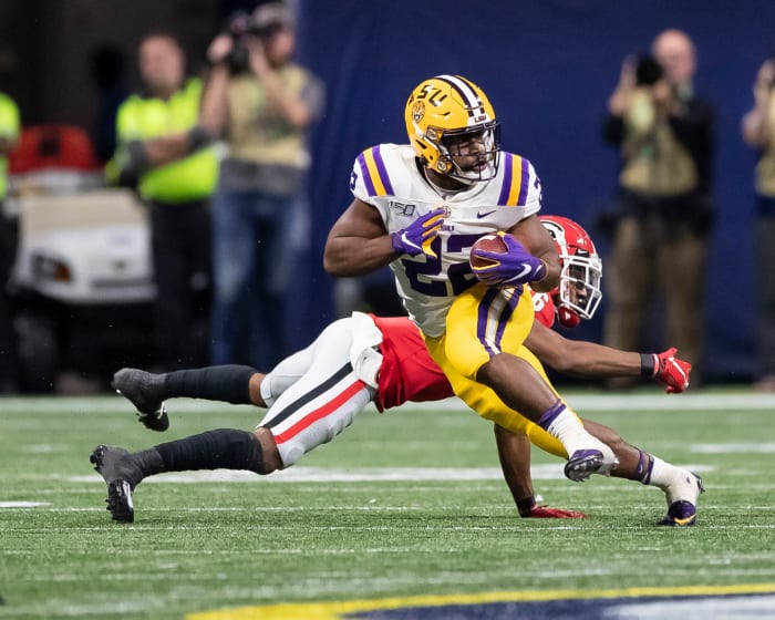 Clyde Edwards-Helaire runs the football for the LSU Tigers.