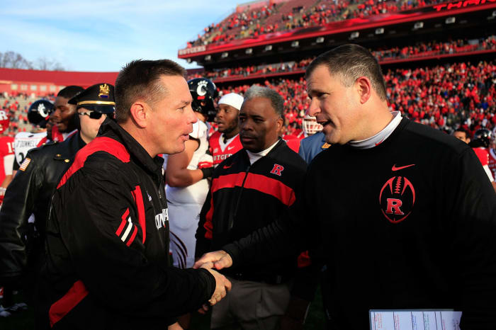 Greg Schiano shaking hands with Butch Jones.