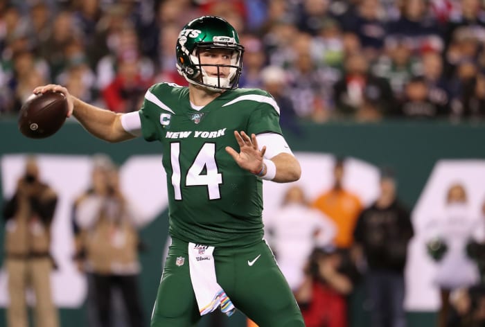 Sam Darnold winds up to throw a pass for the New York Jets.