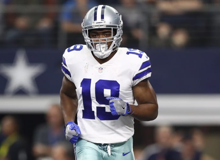dallas cowboys wide receiver amari cooper warms up