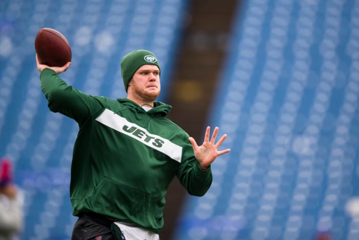 New York Jets QB Sam Darnold warming up before a game.