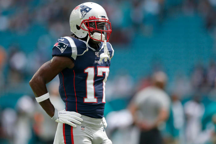Antonio Brown makes his debut with the Patriots against the Dolphins.