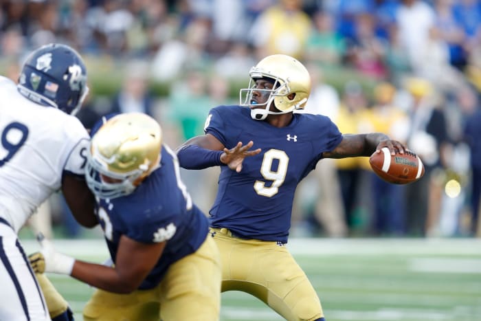 Malik Zaire throwing a pass.