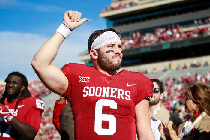 Baker Mayfield raising his fist in the air.