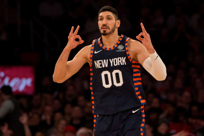 Enes Kanter playing basketball for the New York Knicks.