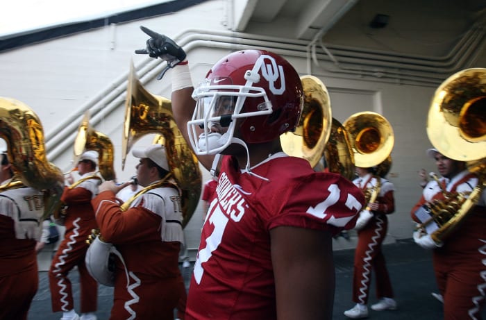 Oklahoma football player does "Horns Down" gesture to troll Texas football.
