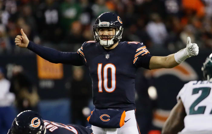 Bears QB Mitchell Trubisky calling a play at the line.