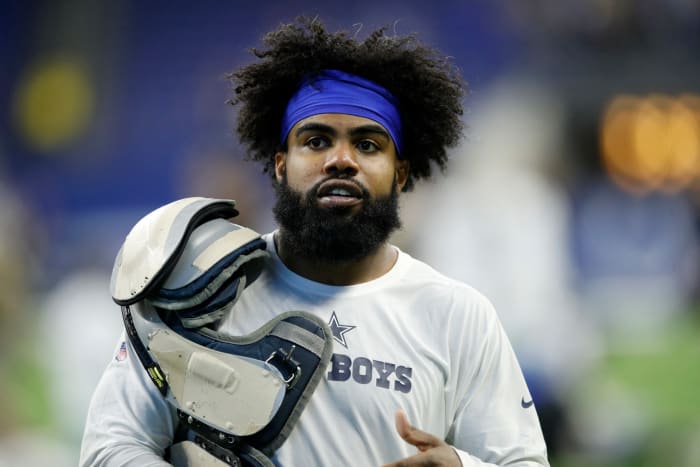 Ezekiel Elliot walking without his pads.
