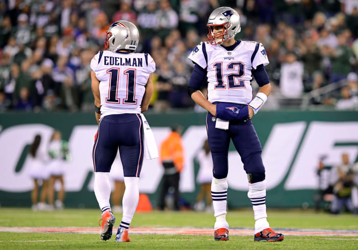 Tom Brady talks to Julian Edelman.