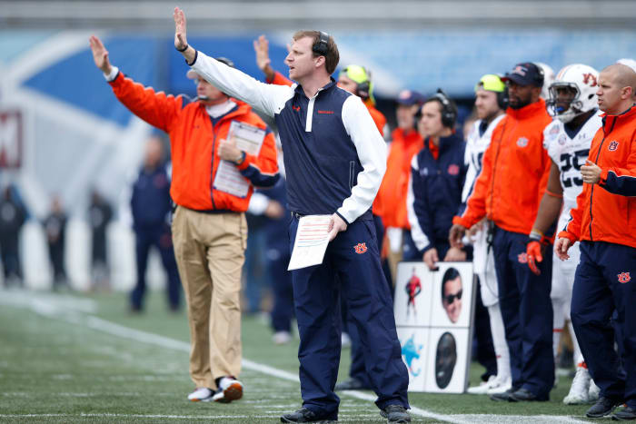 Auburn offensive coordinator Rhett Lashlee signals to Tigers players.