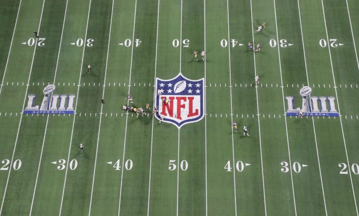 a wide shot of the super bowl between the rams and patriots