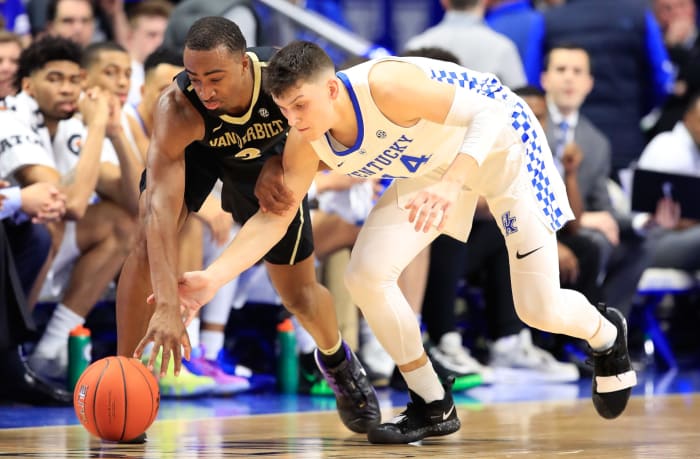 Kentucky's Tyler Herro and Vanderbilt's Joe Hoye go for a loose ball.