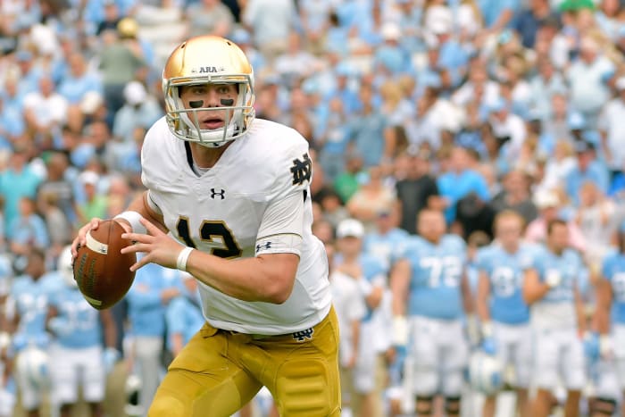 Ian Book throws a pass for Notre Dame.