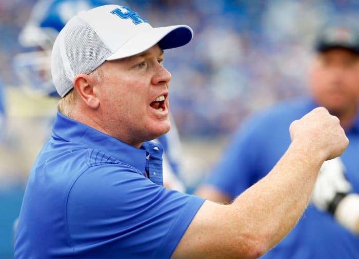Mark Stoops of Kentucky rallying his players.