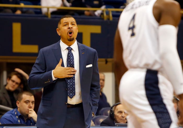 Pitt coach Jeff Capel talking to a player.