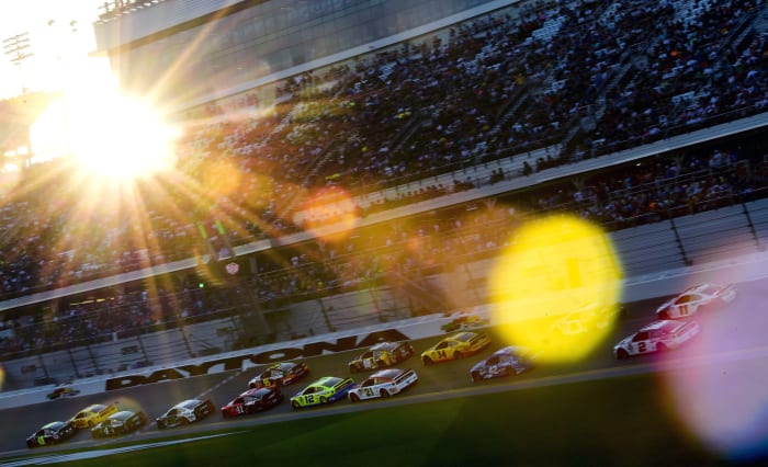 a wide shot of the NASCAR daytona 500 race