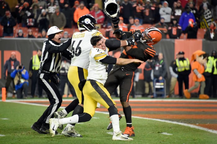 Myles Garrett hits Mason Rudolph with his helmet.