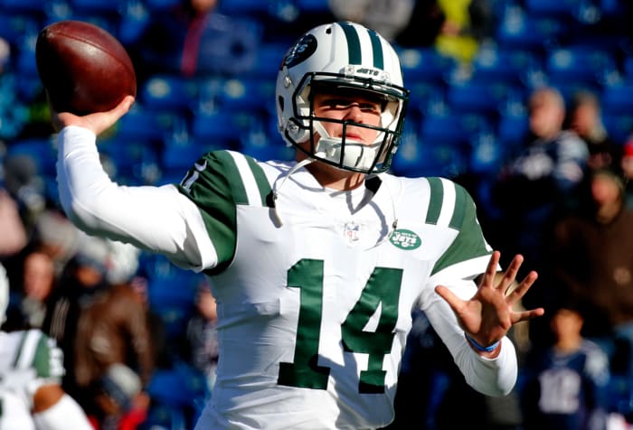 New York Jets QB Sam Darnold throwing a pass.