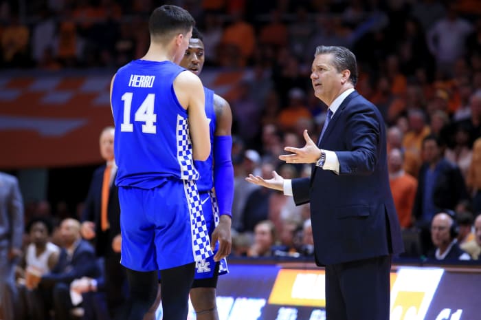 John Calipari talks to Tyler Herro and Ashton Hagans on the sidelines.