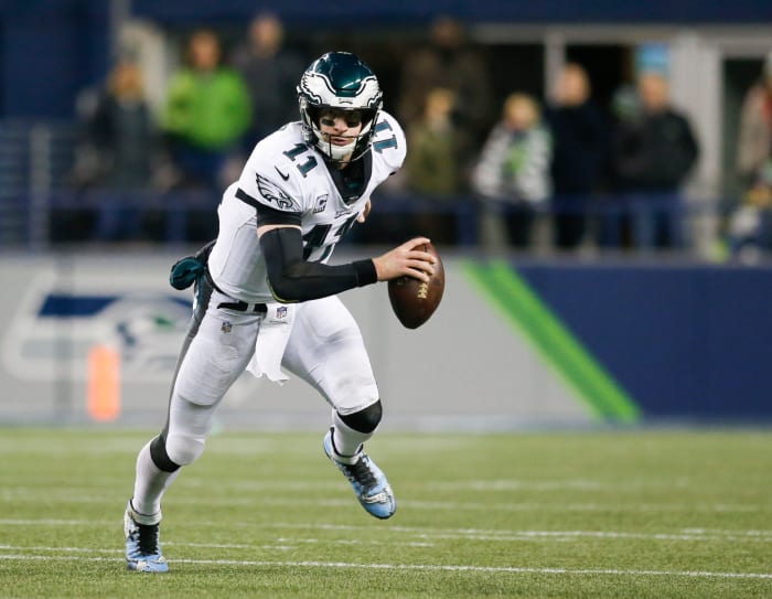 Eagles QB Carson Wentz running with the football.