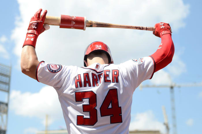 bryce harper warming up before an at-bat