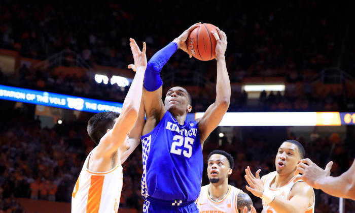 PJ Washington takes a shot against Tennessee.
