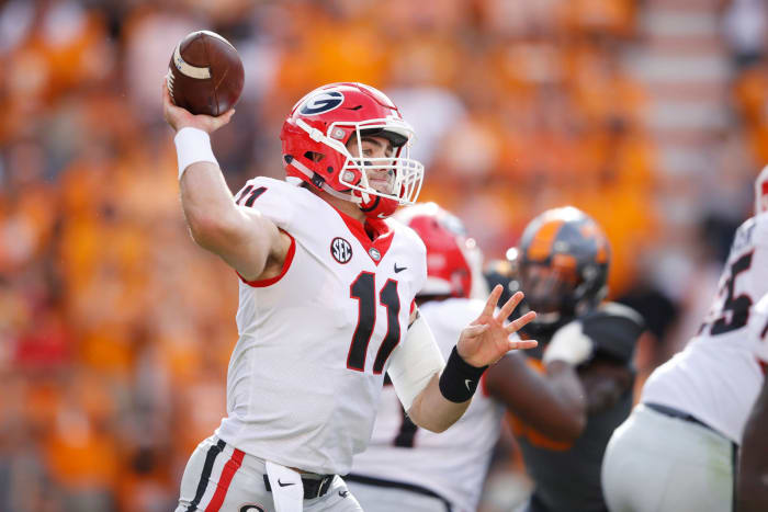 Jake Fromm throwing the ball for Georgia.