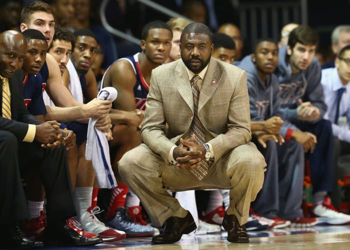 Howard Moore coaching at Illinois-Chicago.