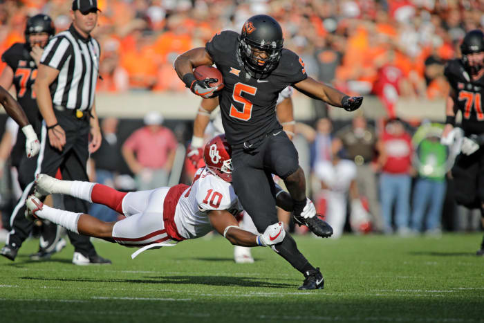 Justice Hill sheds an Oklahoma football tackle.