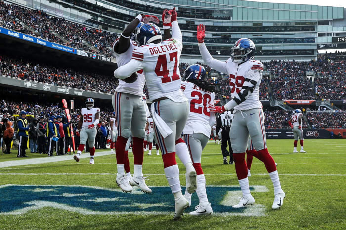 Alec Ogletree and New York Giants players celebrate a play.