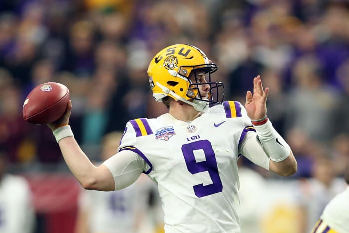 Joe Burrow throwing a pass.