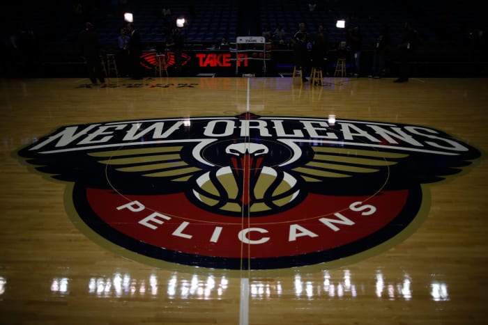 A picture of the New Orleans Pelicans center court logo.