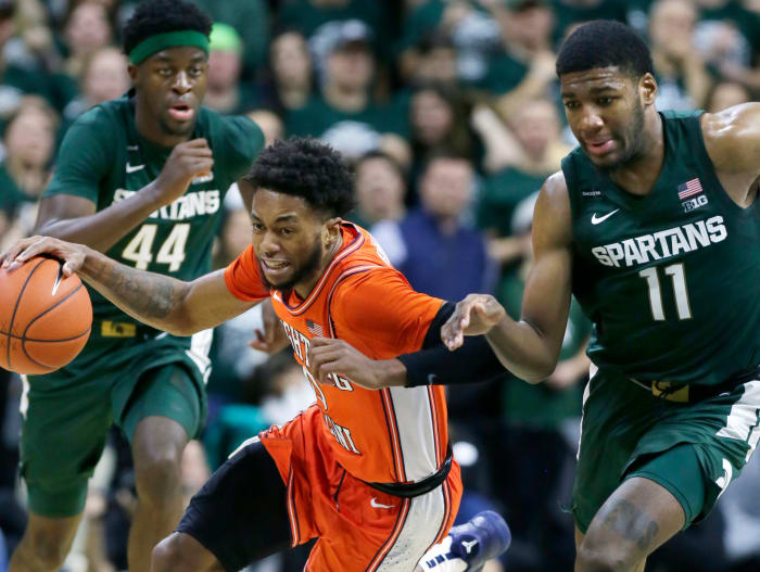 Alan Griffin drives against Michigan State.