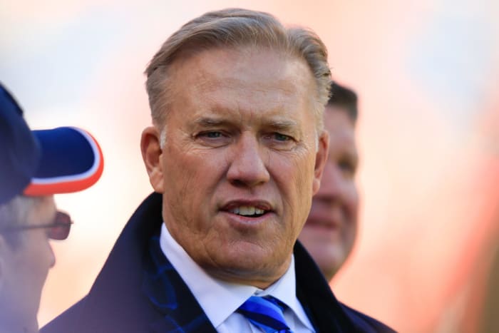 Un gros plan de John Elway.