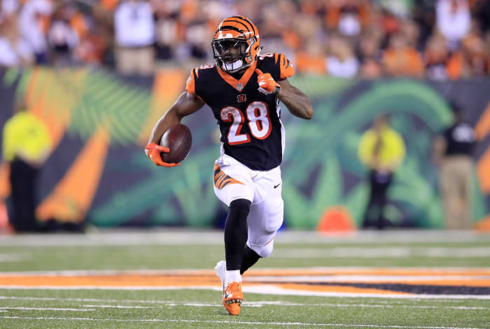 Joe Mixon running with the football.