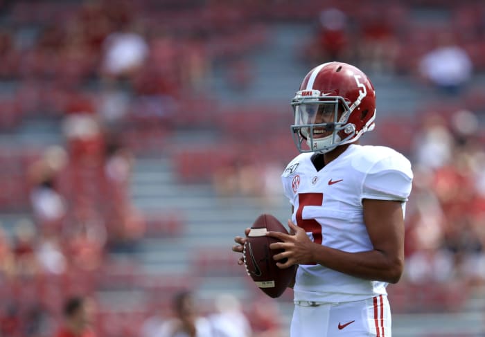 Taulia Tagovailoa warms up for the Alabama Crimson Tide.