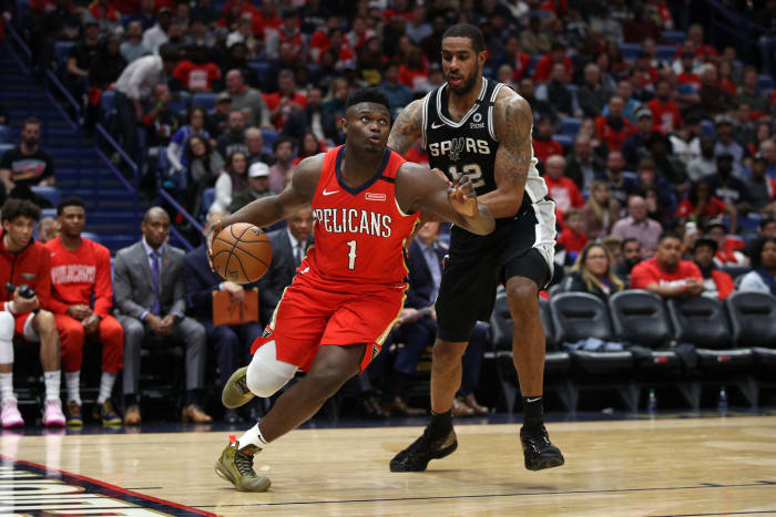 Zion Williamson drives to the basket past LaMarcus Aldridge.