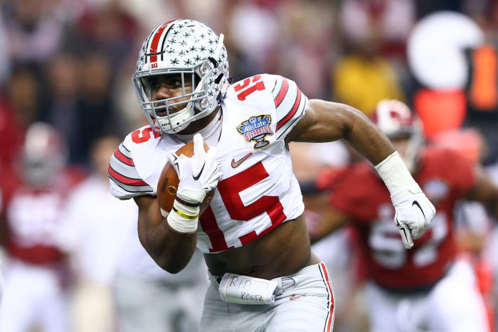 ezekiel elliott runs the ball during the ohio state sugar bowl win over alabama