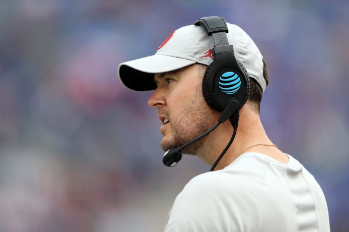 Lincoln Riley coaching against Kansas.