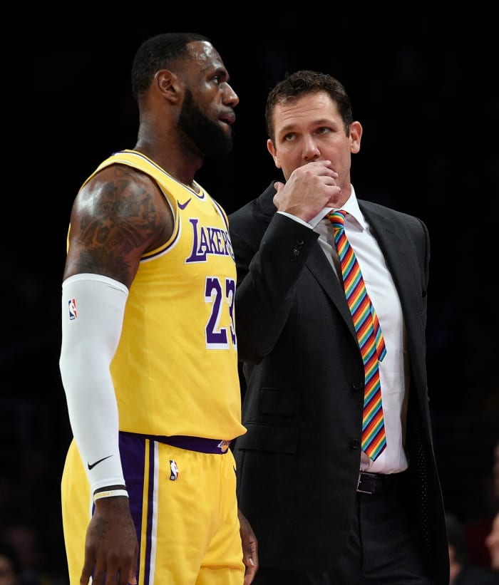 Luke Walton talks with LeBron James.