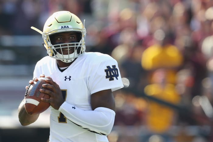 Brandon Wimbush dropping back for a pass for Notre Dame.