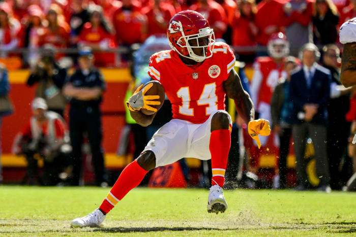 Kansas City Chiefs WR Sammy Watkins makes a move after catching a pass.