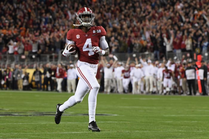 Alabama wideout Jerry Jeudy scores a touchdown.