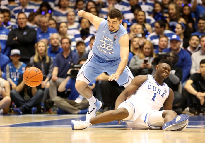 duke star freshman zion williamson gets hurt against unc