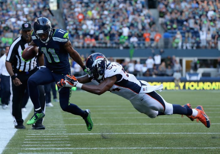 Percy Harvin avoids a tackle from a Denver Broncos defender.