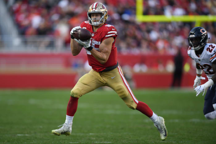 George Kittle catching a pass.